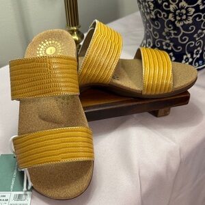 REVITALIGN Women’s Sullivan Yellow Slide Sandals. NIB